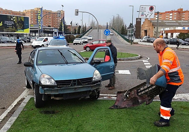 Herido un motorista en la enésima colisión registrada en las peligrosas rotondas de Argales